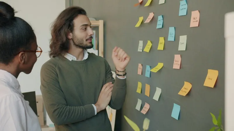 Team arbeitet kollaborativ mit Post-its